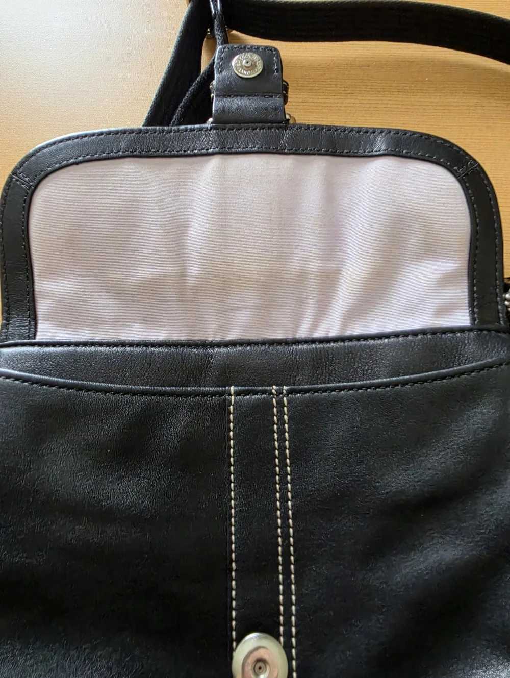 Coach Soho Black Leather Flap Bag Contrast Stitch Turnlock Y2K - Picture 7 of 12